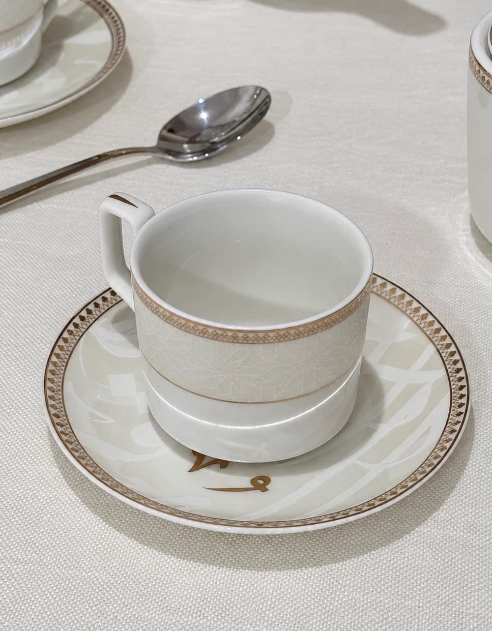 Service special Café au Lait 29 Pièces en Porcelaine – Motif Calligraphie Arabe & Dorures 3