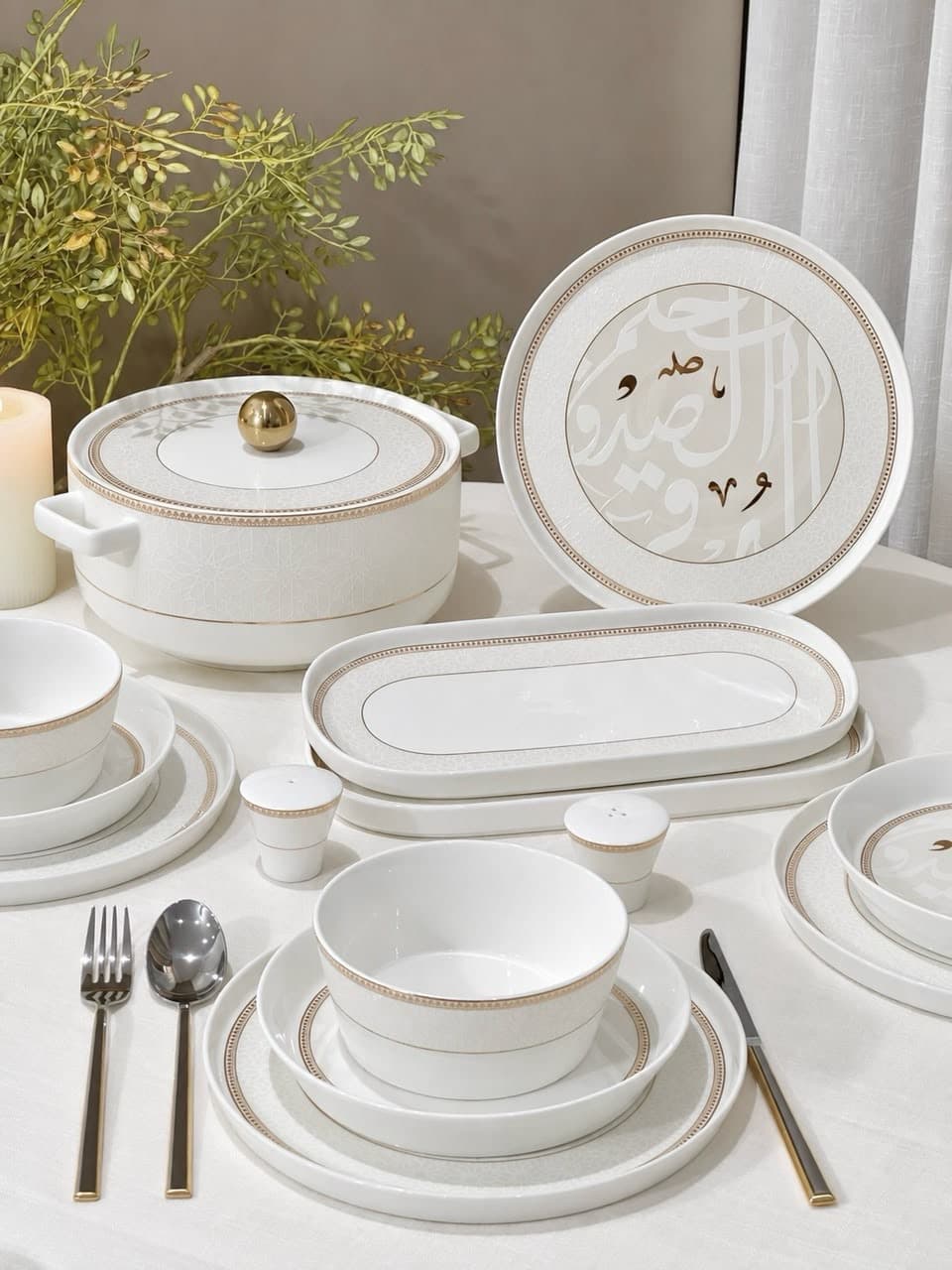 Service de Table Complet en Porcelaine – Motif Calligraphie Arabe & Finitions Dorées