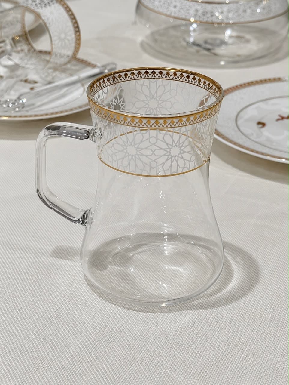 Service à Thé en Verre & Porcelaine – Motifs Dentelle Filigranée, Dorures & Calligraphie Arabe 2
