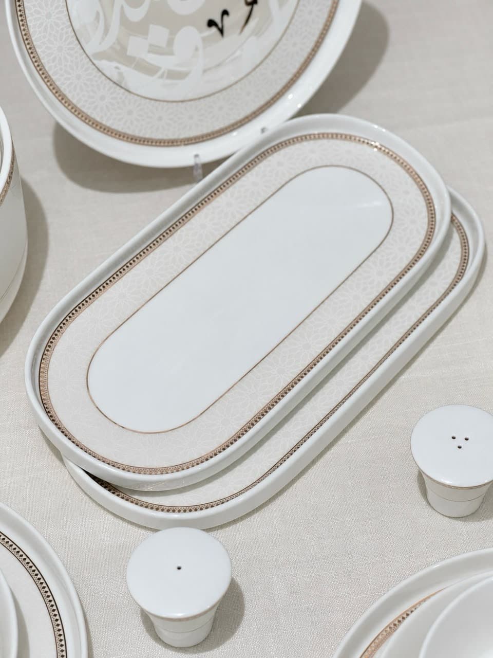 Service de Table Complet en Porcelaine – Motif Calligraphie Arabe & Finitions Dorées 4