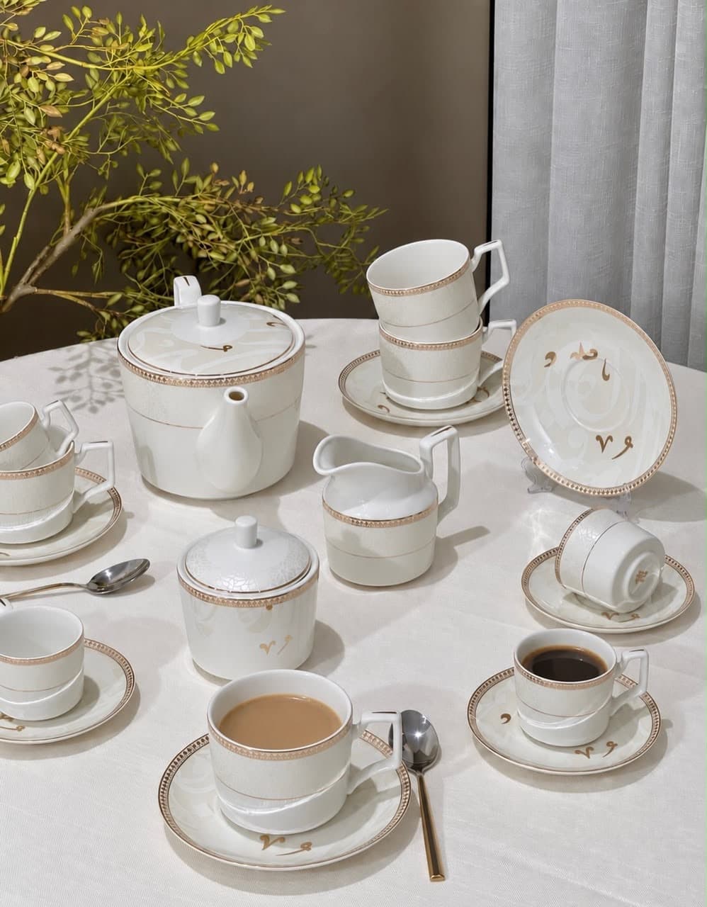 Service special Café au Lait 29 Pièces en Porcelaine – Motif Calligraphie Arabe & Dorures