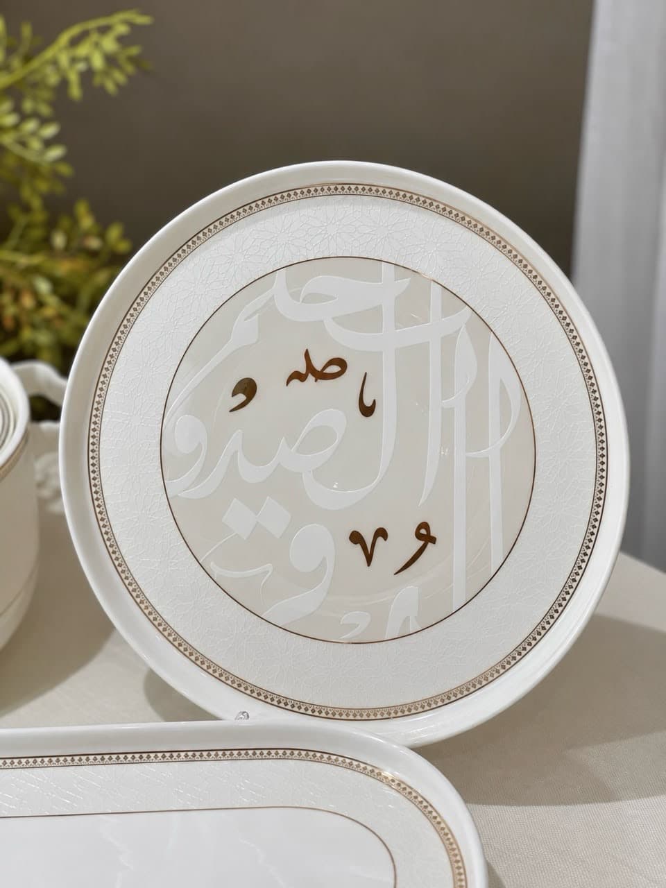 Service de Table Complet en Porcelaine – Motif Calligraphie Arabe & Finitions Dorées 2
