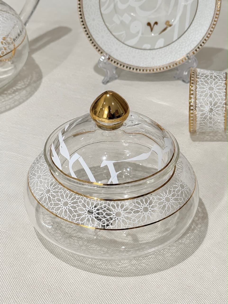 Service à Thé en Verre & Porcelaine – Motifs Dentelle Filigranée, Dorures & Calligraphie Arabe 3