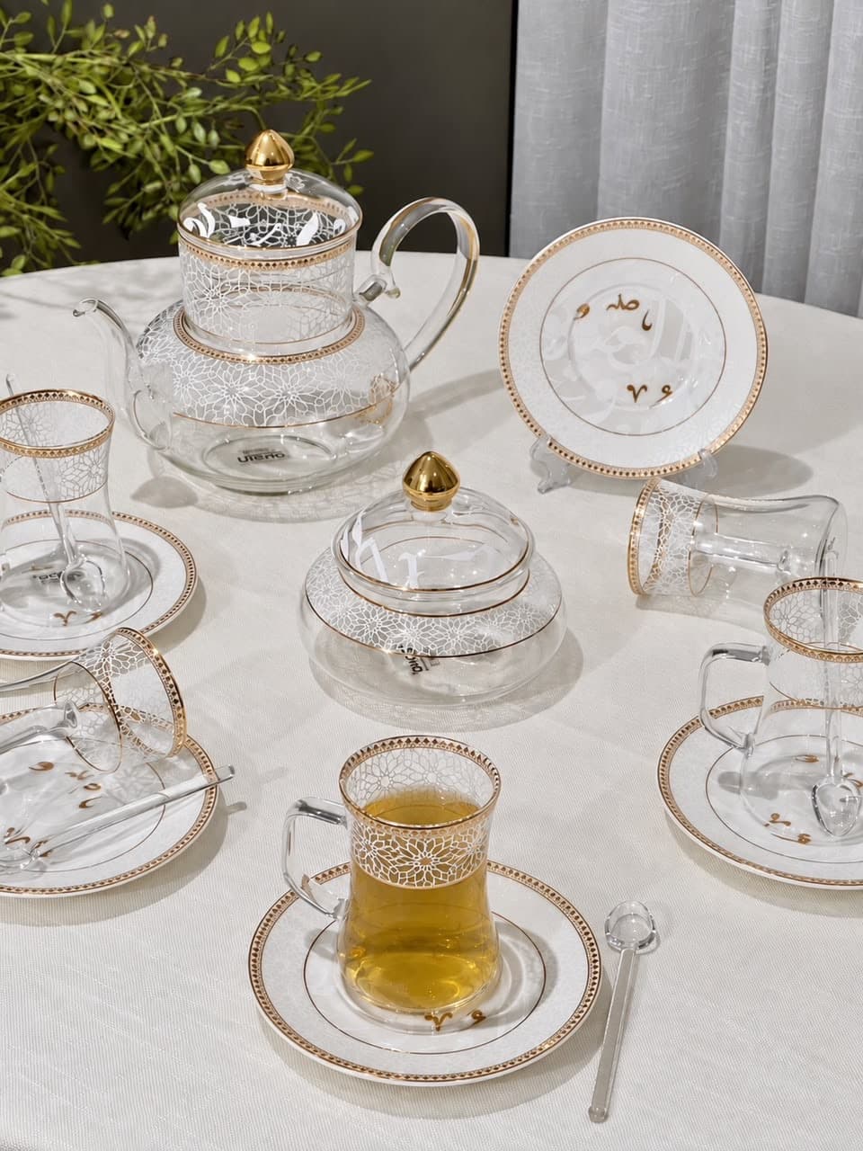 Service à Thé en Verre & Porcelaine – Motifs Dentelle Filigranée, Dorures & Calligraphie Arabe