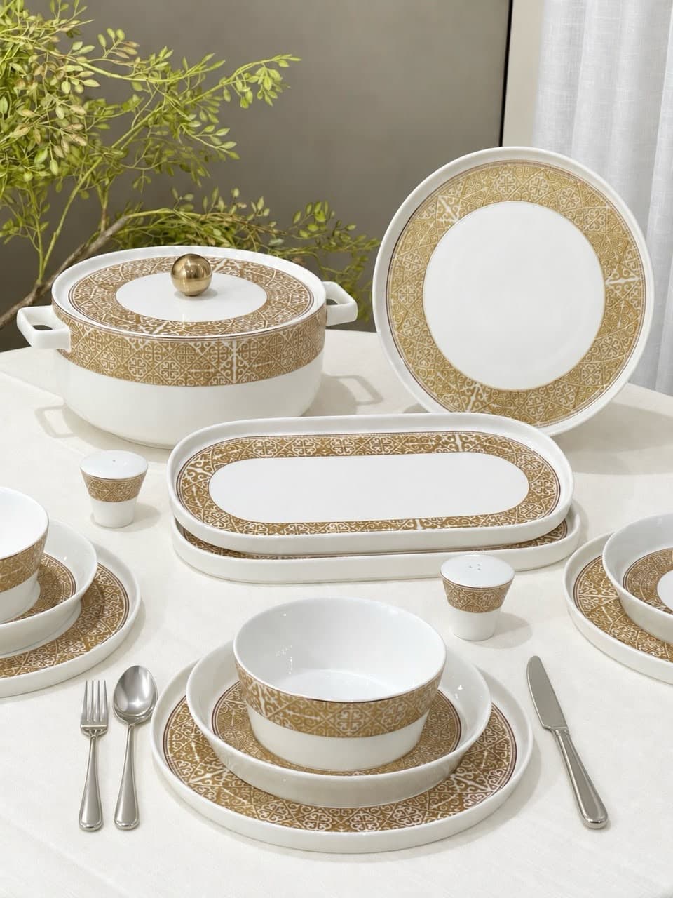 Service de Table Complet en Porcelaine – Motifs Arabesques & Dorures Andalouses
